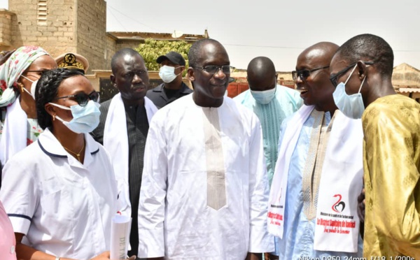 Tournée dans les structures sanitaires de Kaolack, le Ministre de la Santé et de l’Action sociale Abdoulaye Diouf SARR reçu avec enthousiasme à l'hôpital El Hadj